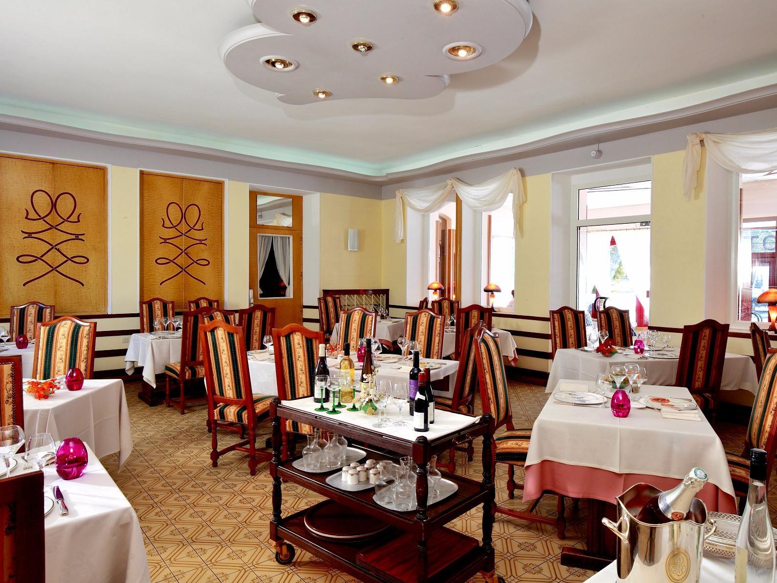 Logis Hotel & Restaurant Des Lacs Celles-sur-Plaine Exterior photo