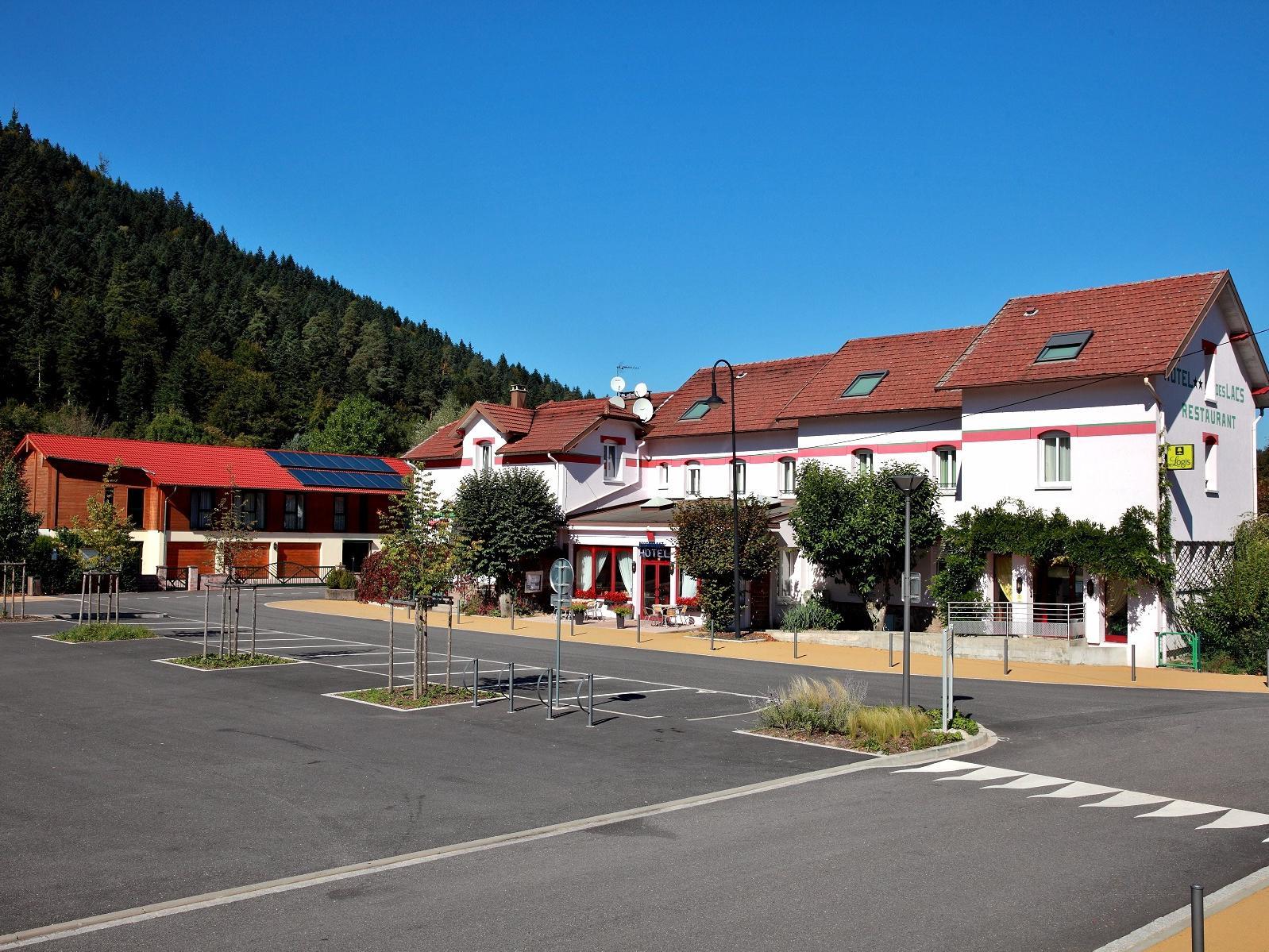 Logis Hotel & Restaurant Des Lacs Celles-sur-Plaine Exterior photo