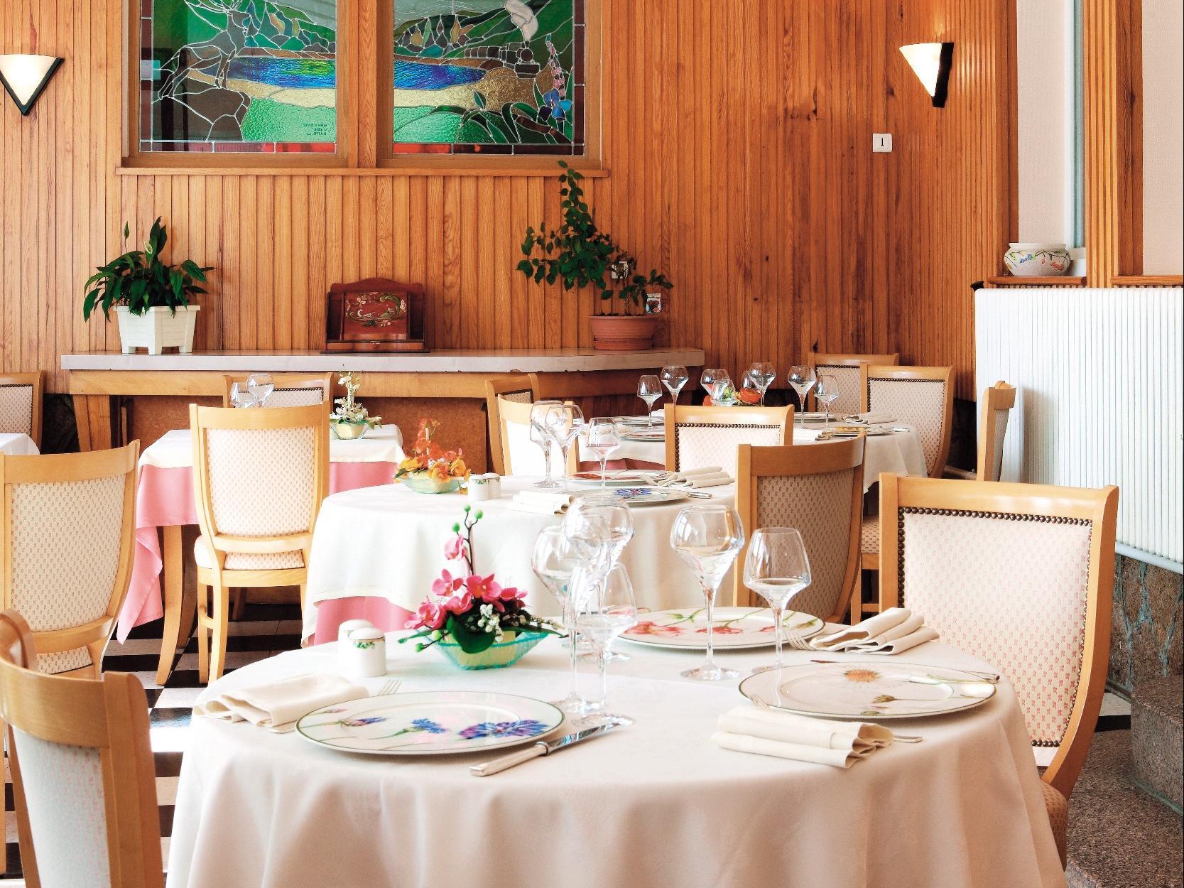 Logis Hotel & Restaurant Des Lacs Celles-sur-Plaine Exterior photo