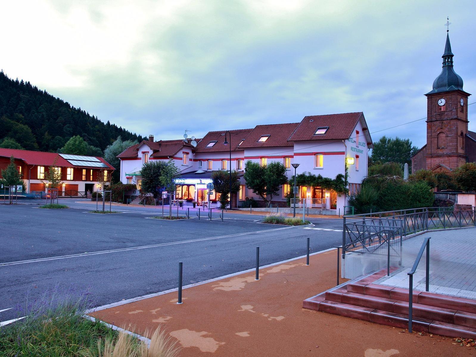 Logis Hotel & Restaurant Des Lacs Celles-sur-Plaine Exterior photo