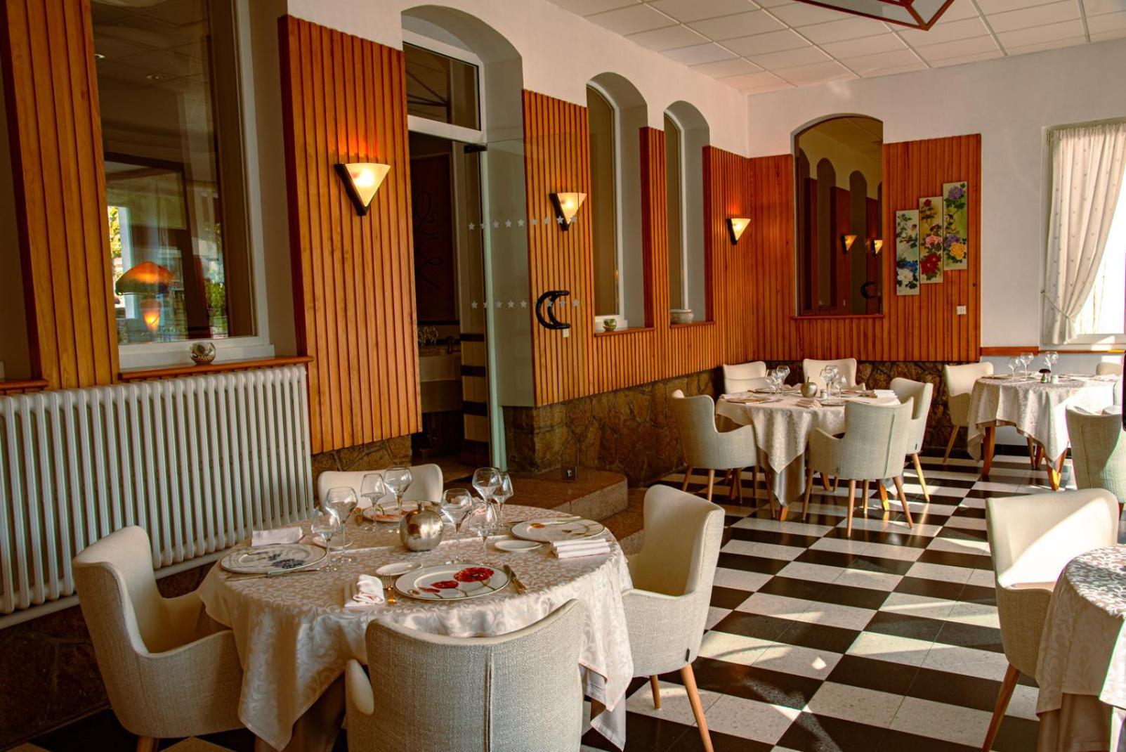 Logis Hotel & Restaurant Des Lacs Celles-sur-Plaine Exterior photo