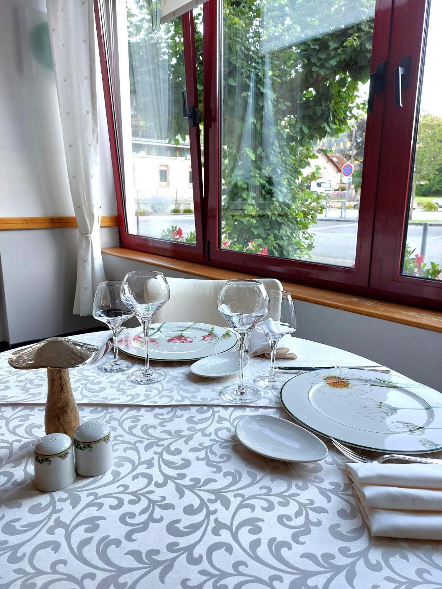 Logis Hotel & Restaurant Des Lacs Celles-sur-Plaine Exterior photo