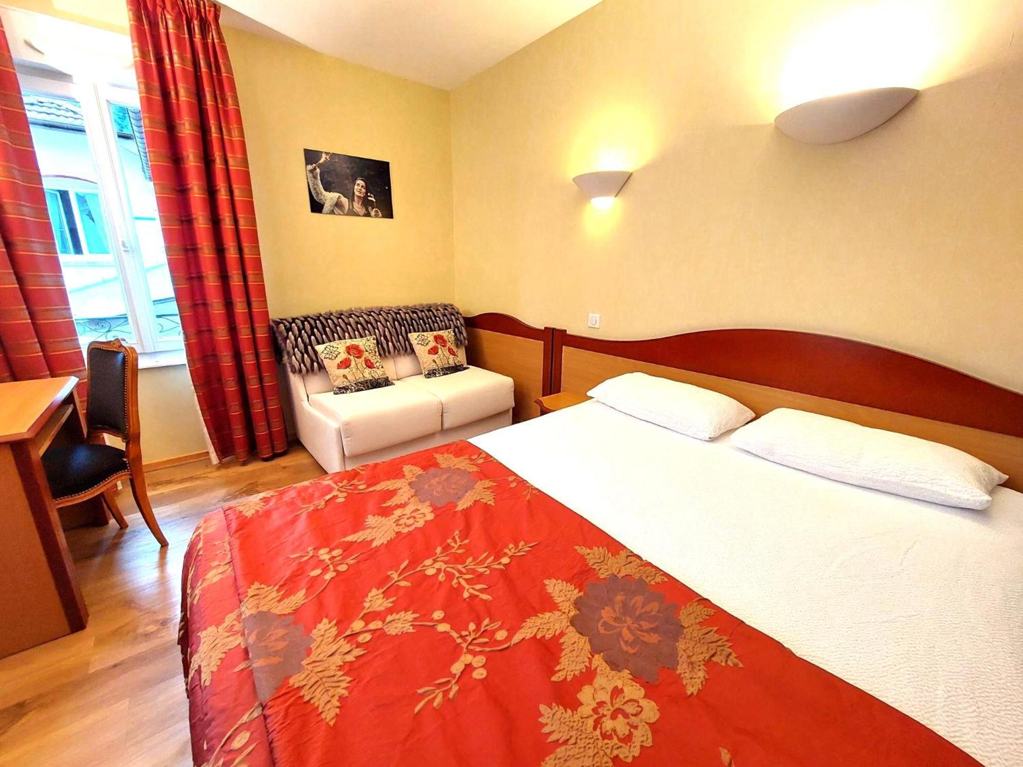 Logis Hotel & Restaurant Des Lacs Celles-sur-Plaine Exterior photo