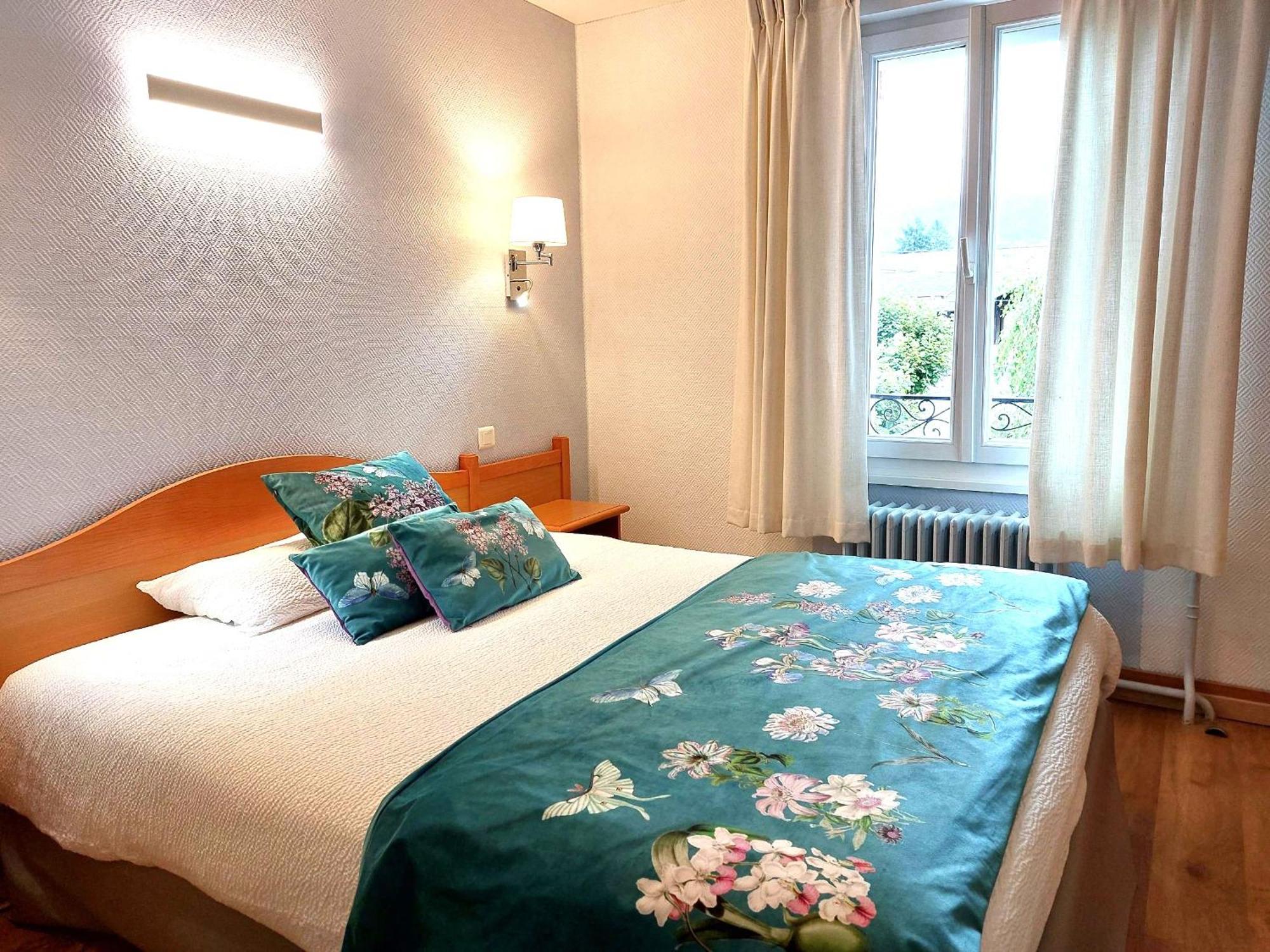 Logis Hotel & Restaurant Des Lacs Celles-sur-Plaine Exterior photo